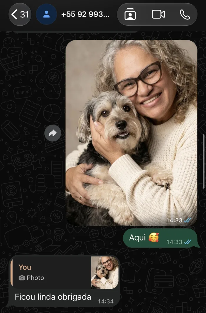 Print do WhatsApp com retrato de tutora e cão; a cliente escreve: Ficou linda, obrigada.